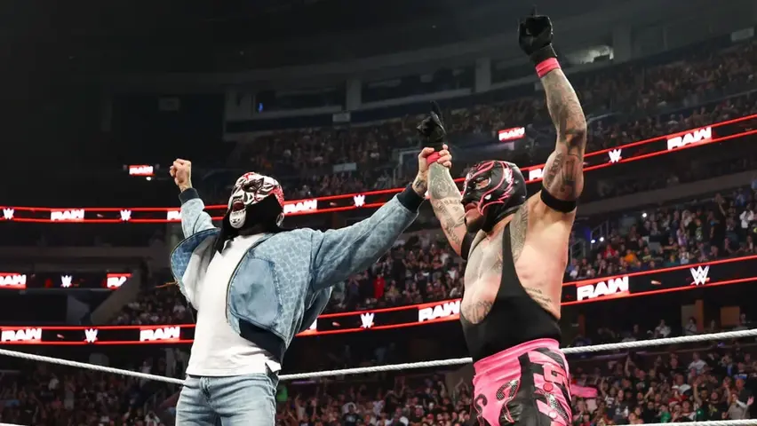 Penta y Rey Mysterio en el último Raw del 2025 | wwe.com