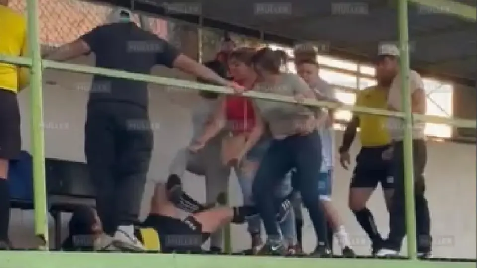 VIDEO Mujeres golpean a árbitro tras derrota de su equipo