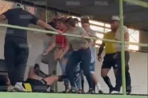 VIDEO Mujeres golpean a árbitro tras derrota de su equipo