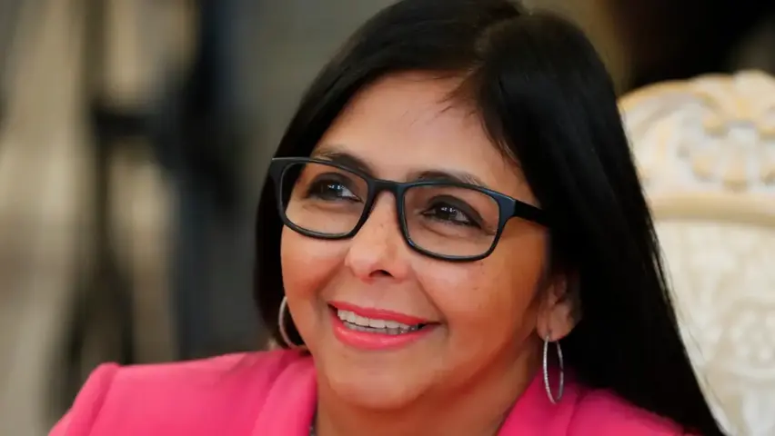 El mandatario elogió la relación con la presidenta encargada de Venezuela, Delcy Rodríguez, al anunciar su futura visita. AP