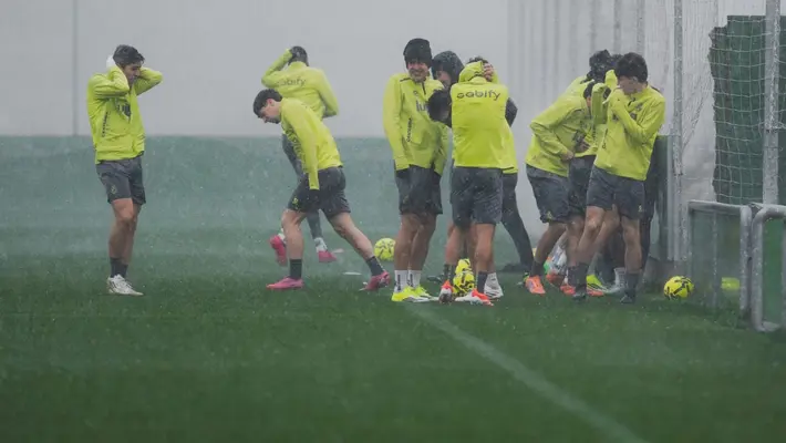 Torrencial aguacero interrumpe entrenamiento del rival del FC Barcelona en la Copa del Rey