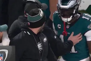 ¡Hay tiro! Nick Sirianni y AJ Brown protagonizan altercado durante la eliminación de Eagles