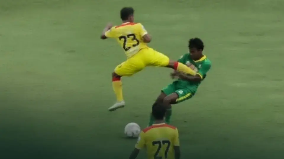 Futbolista es suspendido de por vida por entrada brutal sobre rival