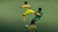 Futbolista es suspendido de por vida por entrada brutal sobre rival