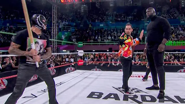 Rey Mysterio defendió a El Grande Americano al final del show | wwe.com