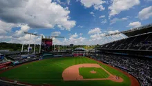 Reales de Kansas City acercan los muros del estadio Kauffman para aumentar la ofensiva
