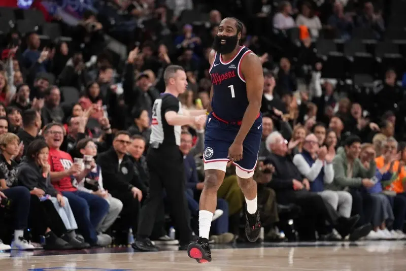 Harden en celebración ante los Hornets | AP