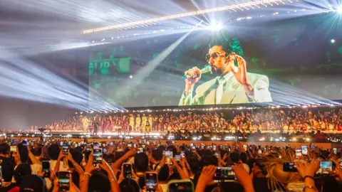 VIDEO: ¡Qué bruto, póngale cero! Bad Bunny confunde Perú con Chile en pleno concierto