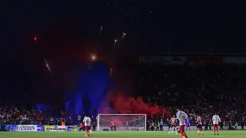 ¡Brutal! Camión de aficionados de Chivas fue agredido tras partido en Irapuato
