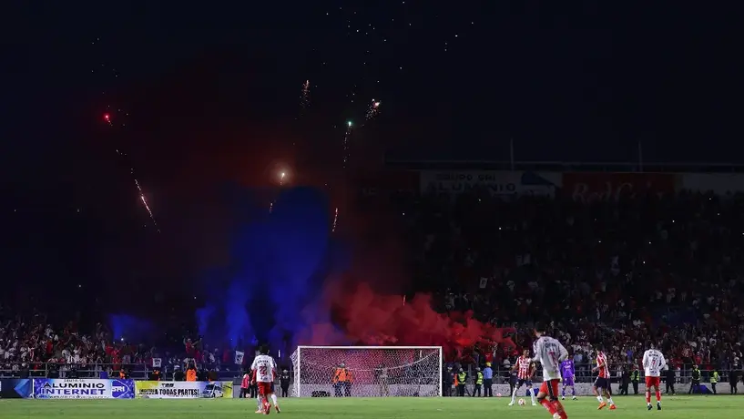 ¡Brutal! Camión de aficionados de Chivas fue agredido tras partido en Irapuato