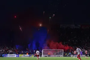 ¡Brutal! Camión de aficionados de Chivas fue agredido tras partido en Irapuato