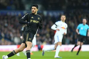 Raúl Jiménez y Fulham sufren dura derrota a manos del Leeds United