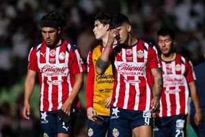 ¡Cómodos con pago! Alan Pulido y Érick Gutiérrez se aferran a Chivas sin jugar