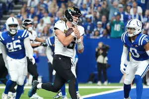Trevor Lawrence anota dos touchdowns y Jaguars acarician el título de la AFC Sur al vencer a Colts