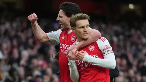 ¿Este año es el bueno? Arsenal cierra 2025 como líder de la Premier League y mira al título