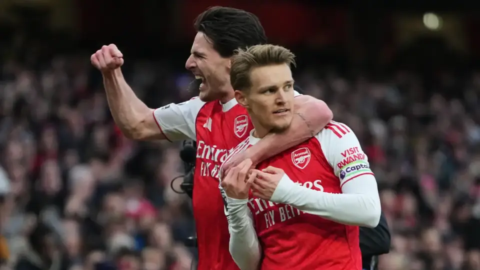 ¿Este año es el bueno? Arsenal cierra 2025 como líder de la Premier League y mira al título