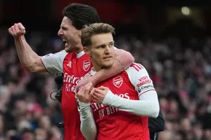 ¿Este año es el bueno? Arsenal cierra 2025 como líder de la Premier League y mira al título