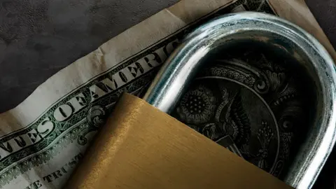 ¿Vas a cambiar dólares? El peso cierra con todo este viernes 16 de enero