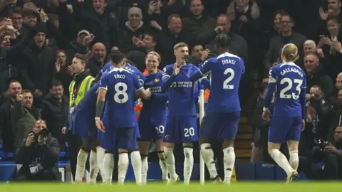 Liam Rosenior es nuevo entrenador del Chelsea, firma por seis años