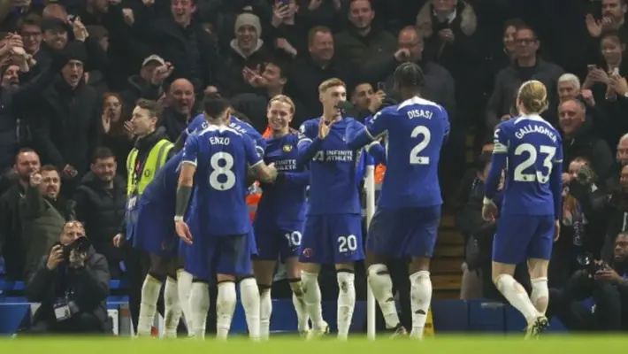 Liam Rosenior es nuevo entrenador del Chelsea, firma por seis años