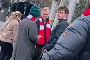 ¡Es cine! Cristopher Nolan fue captado con bufanda del Arsenal en Emirates Stadium