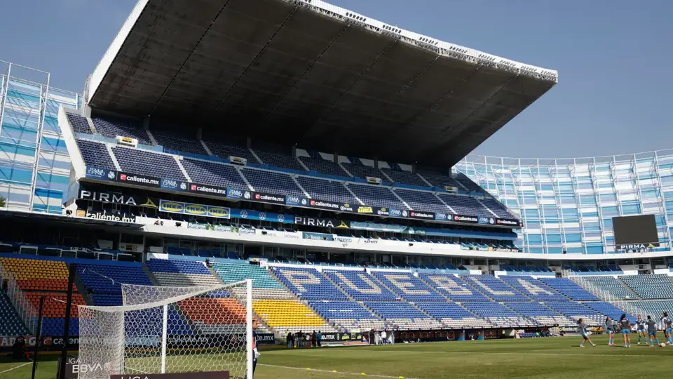 Estadio Cuauhtémoc y una nueva víctima: Faustine Robert sale lesionada por mal estado de la cancha