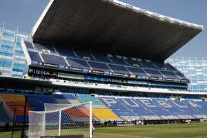 Estadio Cuauhtémoc y una nueva víctima: Faustine Robert sale lesionada por mal estado de la cancha