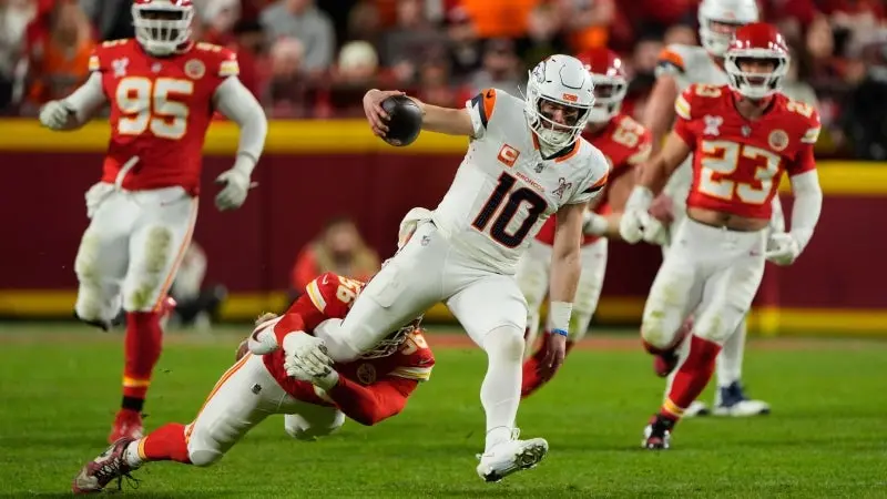 Bo Nix evita una tacleada de los Chiefs | AP