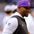 Vikings busca retener a Brian Flores, coordinador defensivo, antes que expire su contrato