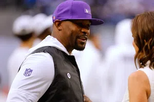 Vikings busca retener a Brian Flores, coordinador defensivo, antes que expire su contrato