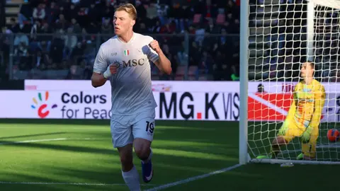 Rasmus Højlund brilla en la victoria del Napoli ante Cremonese