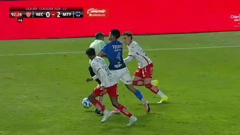 ¡Aguas! Víctor Guzmán 'atropelló' a Fernando Hernández en el Necaxa vs Monterrey