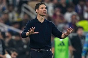 Arne Slot bajo presión: ¿Xabi Alonso puede funcionar en Liverpool?