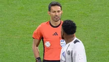 ¡Insólito! Futbolista escupe al árbitro y es obligado a regresar a la cancha para ser expulsado