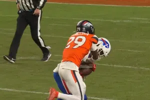 Polémica jugada define la victoria de Broncos ante Bills