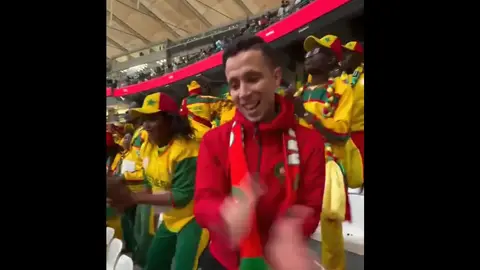 ¡Reencuentro! Aficionado marroquí que se hizo viral en Qatar 2022 reaparece con Senegal en Copa Africana