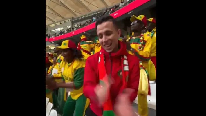 ¡Reencuentro! Aficionado marroquí que se hizo viral en Qatar 2022 reaparece con Senegal en Copa Africana