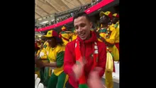 ¡Reencuentro! Aficionado marroquí que se hizo viral en Qatar 2022 reaparece con Senegal en Copa Africana