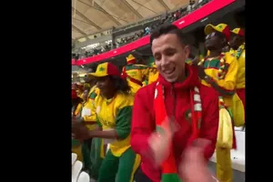 ¡Reencuentro! Aficionado marroquí que se hizo viral en Qatar 2022 reaparece con Senegal en Copa Africana
