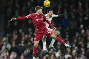 ¡De héroe a villano! Raúl Jiménez da asistencia pero pierde costoso balón en empate ante Liverpool