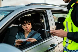 ¿De cuánto es la multa por estacionarte frente a bancos, escuelas y hospitales en CDMX?