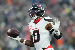 NFL multa a Azeez Al-Shaair, linebacker de Houston, por mensaje en apoyo a Palestina