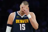 Nikola Jokic se lesiona la rodilla izquierda y sale cojeando de la cancha ante Miami