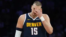 Nikola Jokic se lesiona la rodilla izquierda y sale cojeando de la cancha ante Miami