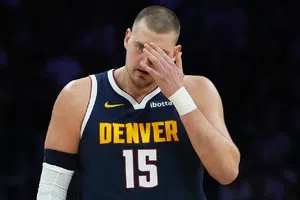 Nikola Jokic se lesiona la rodilla izquierda y sale cojeando de la cancha ante Miami