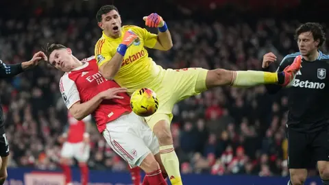 Dibu Martínez se enganchó con los aficionados del Arsenal después de la derrota del Aston Villa