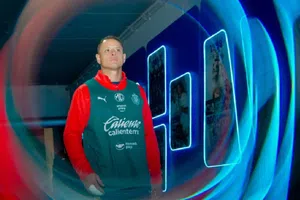 Chicharito Hernández cambia de profesión y ahora 'anuncia' autos