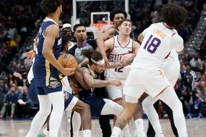 ¡Caos en la NBA! José Alvarado y Mark Williams intercambian golpes en pleno partido
