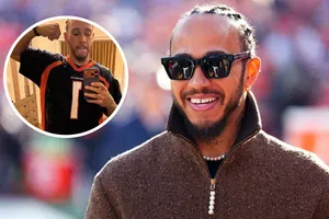 Lewis Hamilton celebra triunfo de los Denver Broncos en los Playoff de la NFL