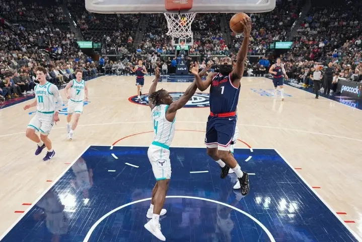Harden en el partido contra los Hornets | AP